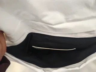 Bolso de mano blanco acolchado