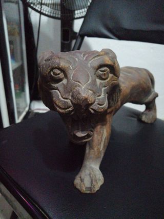 antigua figura de tigre tallado en madera.