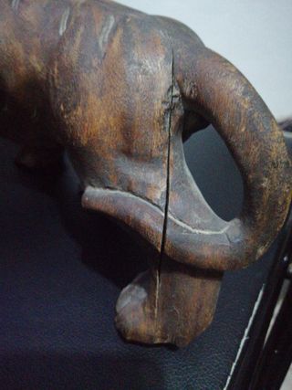 antigua figura de tigre tallado en madera.