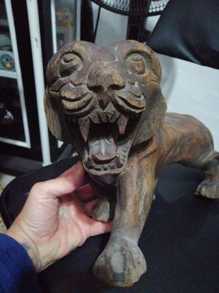 antigua figura de tigre tallado en madera.