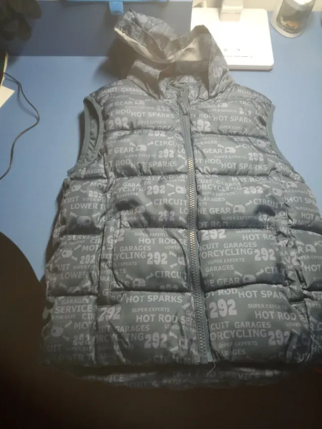 Chaleco estampado gris y blanco