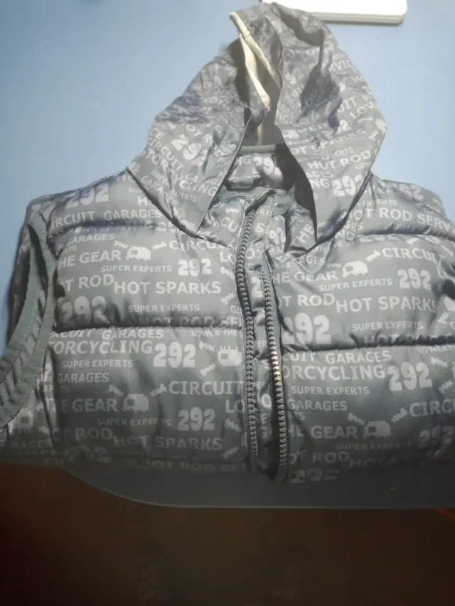 Chaleco estampado gris y blanco