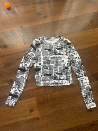 Camiseta manga larga estampado periódico