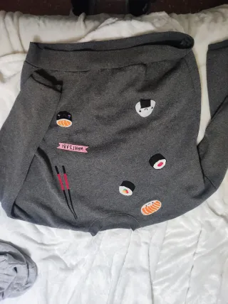 Sudadera gris con parches de sushi