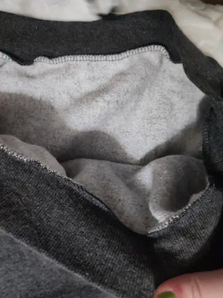 Sudadera gris con parches de sushi