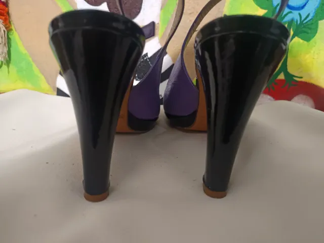 Zapatos de tacón morados y dorados de piel