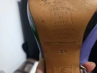 Zapatos de tacón morados y dorados de piel