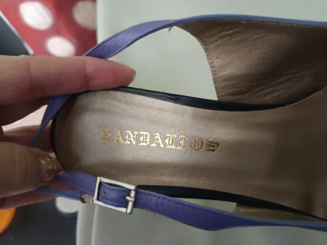 Zapatos de tacón morados y dorados de piel