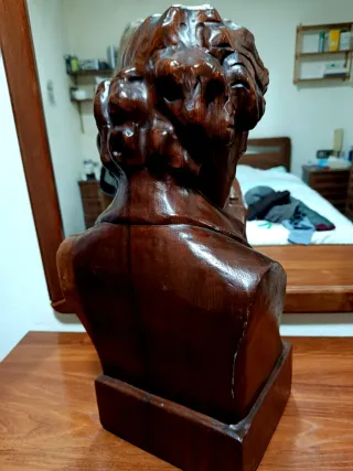 Grande scultura antica in legno di Merino