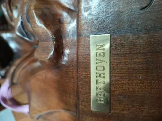 Grande scultura antica in legno di Merino