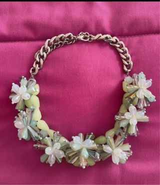 Collar de flores verde y plateado