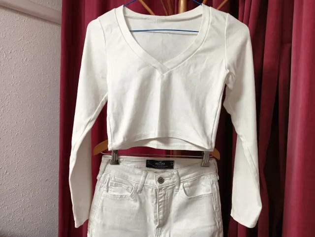 Conjunto Crop Top y Jeans Blancos.