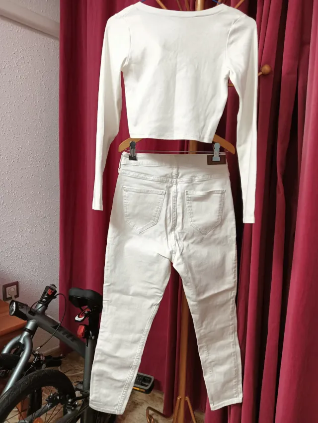 Conjunto Crop Top y Jeans Blancos.