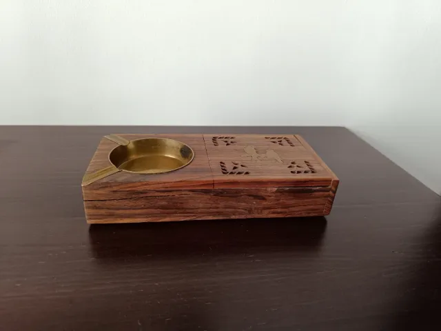 Cenicero madera y latón con tapa