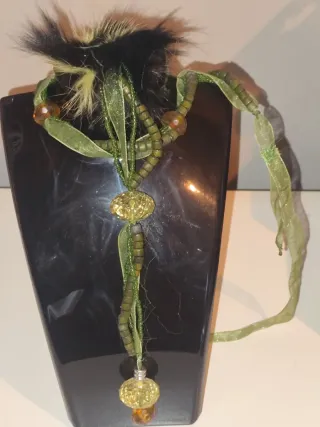 Collar artesanal verde con abalorios