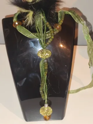 Collar artesanal verde con abalorios