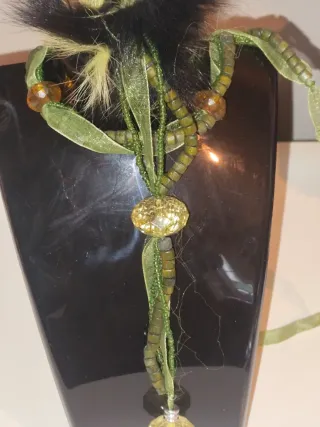 Collar artesanal verde con abalorios