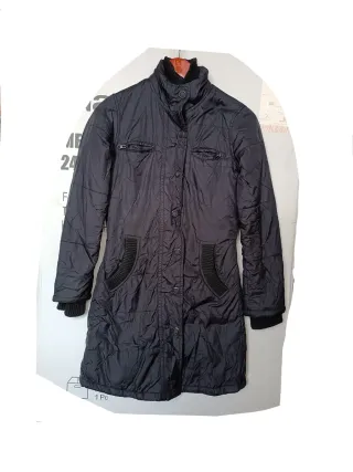 Abrigo negro acolchado