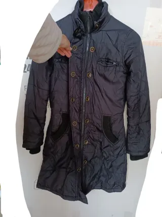 Abrigo negro acolchado