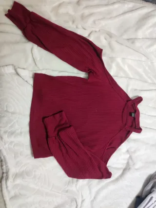 Top rojo de manga larga con hombros descubiertos