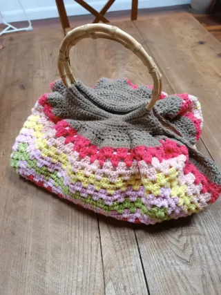 Bolso de crochet con asas de bambú