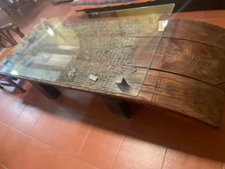 Mesa de madera y vidrio rústica