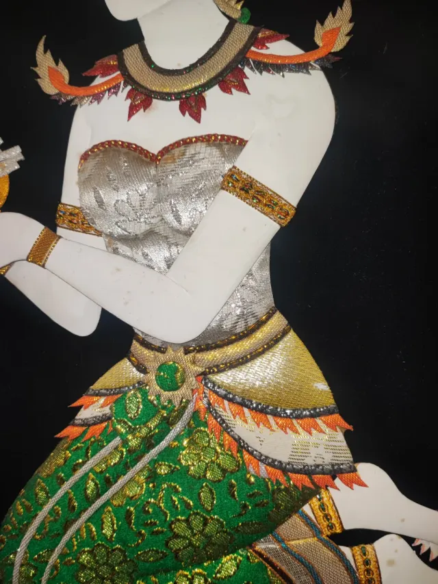 Dipinto tessile tailandese seta, Kinnaree danzante