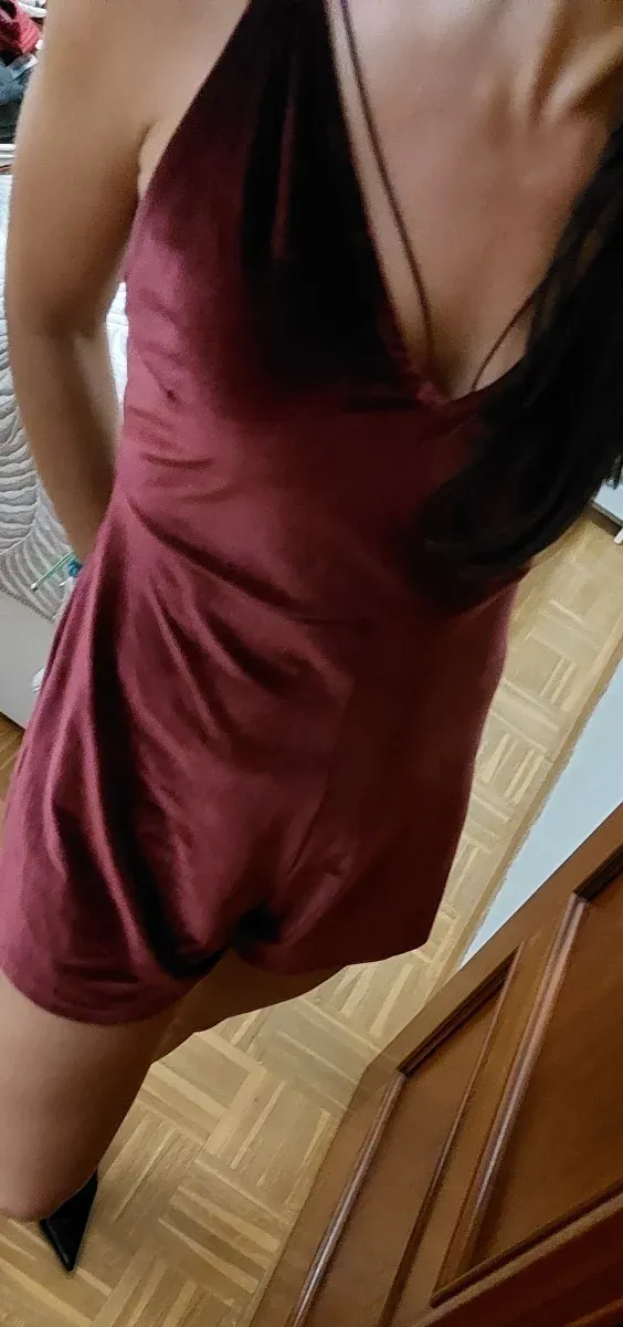 Mono Terciopelo Burdeos Fiesta. Es una L como M