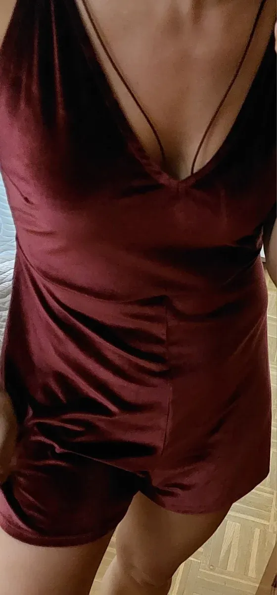 Mono Terciopelo Burdeos Fiesta. Es una L como M