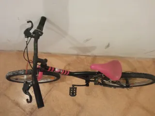 Bici niña Btwin rosa y negra