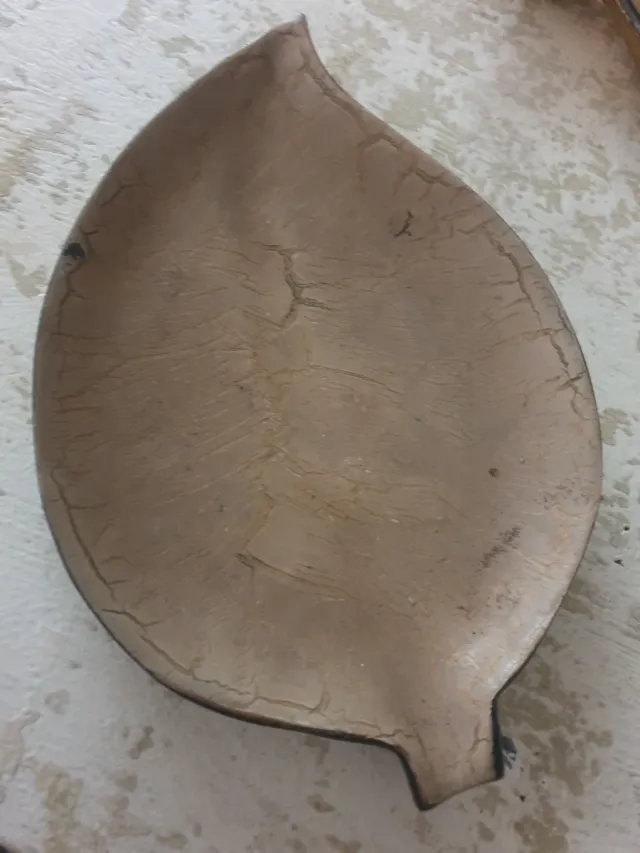 Hoja decorativa beige y marrón