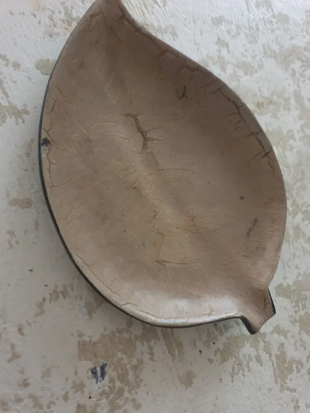 Hoja decorativa beige y marrón