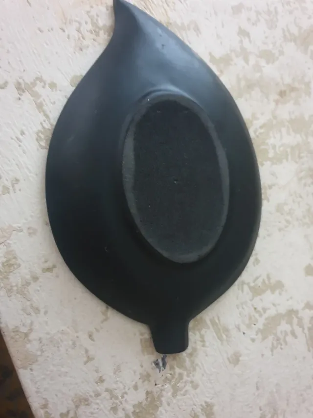 Hoja decorativa beige y marrón