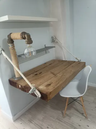 Escritorio madera rústico con lámpara industrial