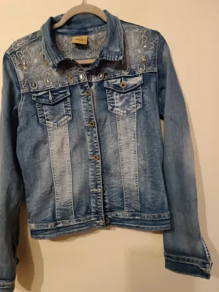 Chaqueta vaquera azul con detalles dorados