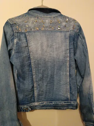 Chaqueta vaquera azul con detalles dorados