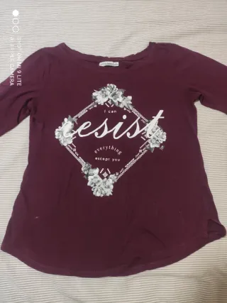 Camiseta Bershka morada talla S