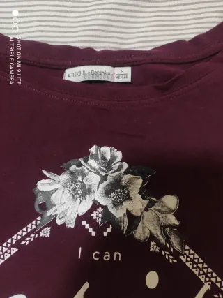 Camiseta Bershka morada talla S