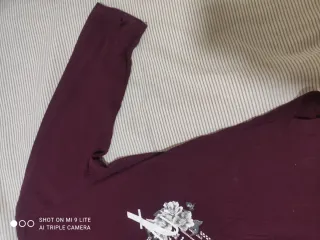 Camiseta Bershka morada talla S