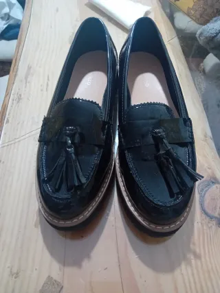 Zapatos de charol negros con flecos