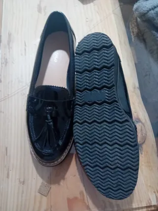Zapatos de charol negros con flecos