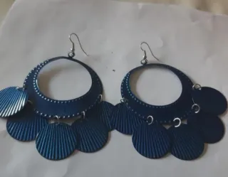 Pendientes largos azules con detalles plateados