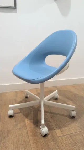 Silla de escritorio azul y blanca Ikea