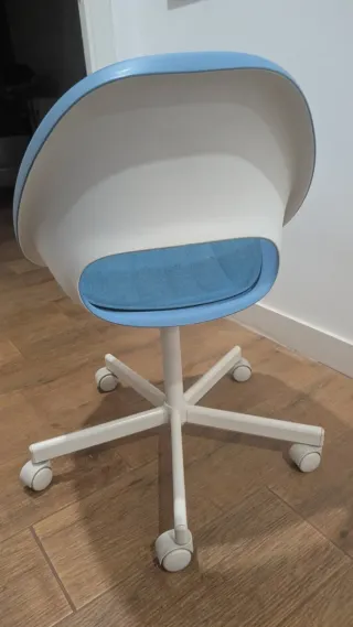 Silla de escritorio azul y blanca Ikea
