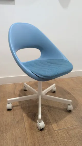 Silla de escritorio azul y blanca Ikea