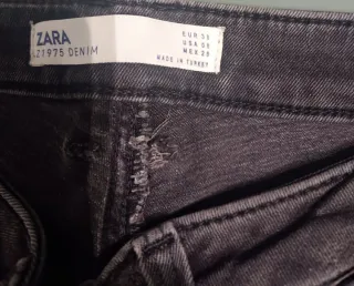 Pantalones grises con detalle multicolor