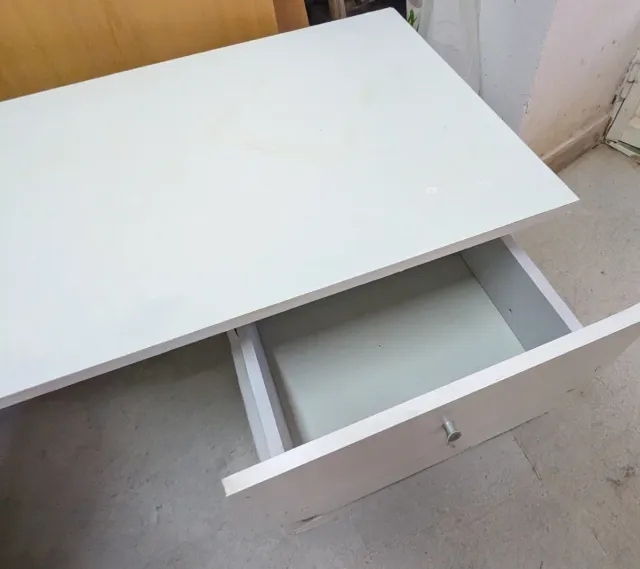 Escritorio blanco con cajones y estanterías