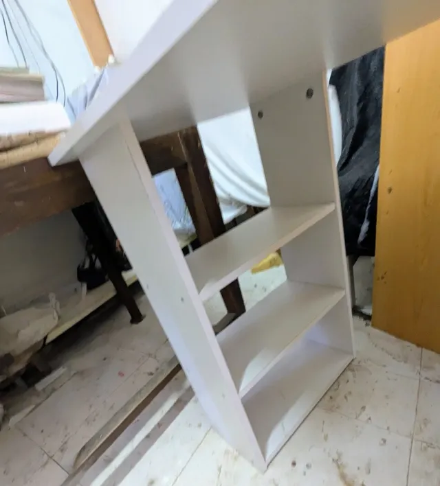 Escritorio blanco con cajones y estanterías