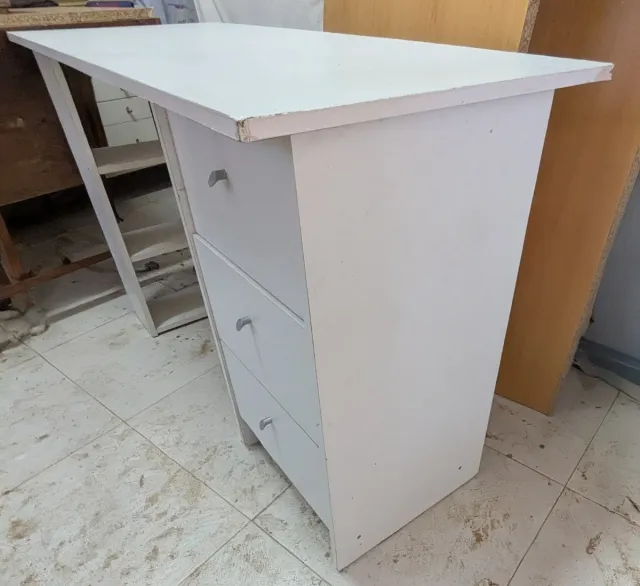 Escritorio blanco con cajones y estanterías