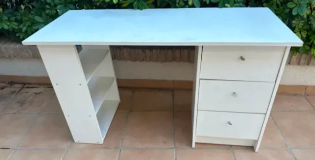 Escritorio blanco con cajones y estanterías